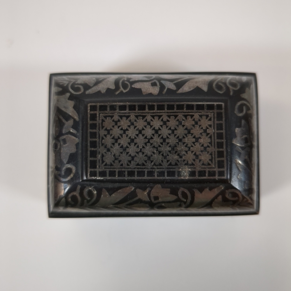 Bidri metal handcrafted floral silver inlay small trinket box - Picture 3 of 12